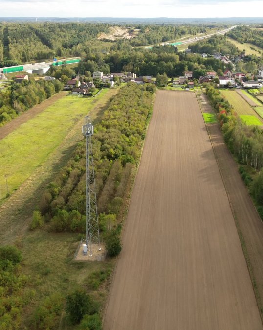 Działka z lotu ptaka — grunt niezabudowany przy zabudowaniach