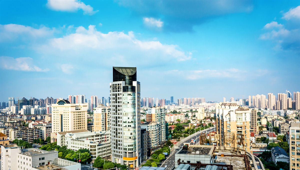 Panorama miasta z obiektami komercyjnymi